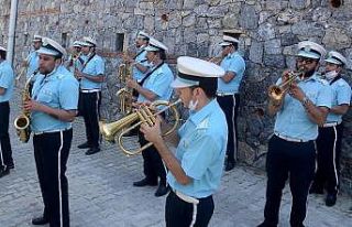 Kuşadası’nda belediye bandosundan 1 Mayıs konseri