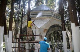 Kuşadası’nda mezarlıklarda bayram hazırlığı...