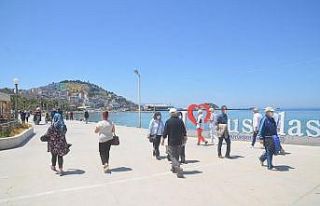 Kuşadası’nda sahiller, cadde ve sokaklar 65 yaş...