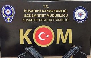 Kuşadası’nda şüpheli araçtan ruhsatsız silahlar...