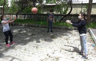 Kütahya’da çocuklar kısıtlama sonrası parklarda...