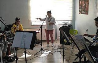 Lise öğrencileri pandemi süreciyle ilgili şarkı...