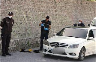 Lüks otomobilin önünü kesti, tabanca ile bacağından...