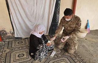 Maaşını çekemeyen yaşlı kadının yardımına...