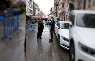 Mahalle pazarında vatandaşlara maskeleri dağıtıldı