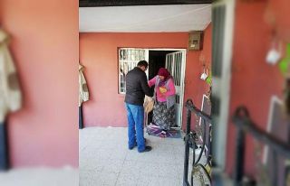 Mahalleli sokağa çıkma kısıtlamalarında komşularını...