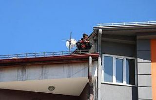 Mahsur kaldığı çatıda bağdaş kurarak kurtarılmayı...