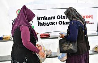 Mamak ekmeğini paylaşıyor