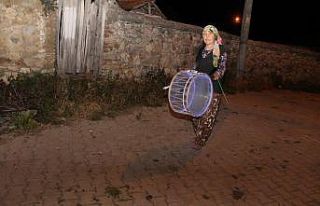 Manyas’ı bayan davulcu sahura kaldırdı