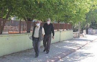 Manyas’ta yaşlılar sokağın tadını çıkardılar