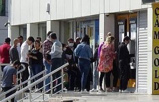 Mardin’de ATM önünde oluşan kuyrukta sosyal mesafe...