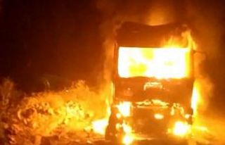 Mardin’de park halindeki tır alev alev yandı