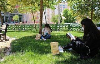 Mardin’de uzun zaman sonra dışarı çıkan gençlere...