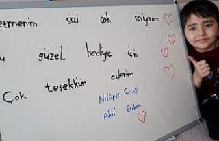 Masayı ders tahtası yaptı