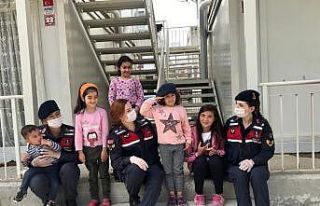 Mehmetçik’ten depremzede çocuklara şefkat