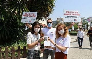 Mersin’de sokağa çıkan çocuklara hediye sürprizi