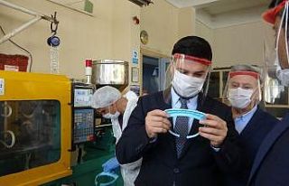 Meslek lisesinde günde 10 bin siperlik maske üretme...