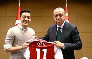 Mesut Özil’den Kızılay’a anlamlı bağış