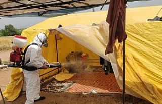 Mevsimlik işçilerin konaklama yerlerinde dezenfekte...