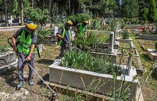 Mezarlıklara bayram temizliği