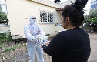 Mezitli’de iftar yemekleri evlere dağıtılıyor