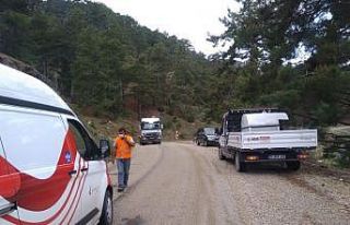 Mezitli’de yol yapım çalışmasına vatandaşlar...