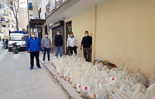 MHP Kuşadası ilçe teşkilatı yardım paketi dağıtıyor