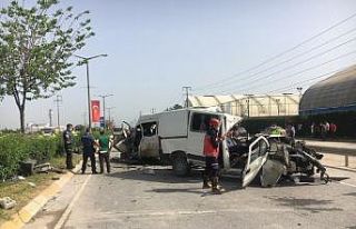 Midibüs yolun karşısına geçip minibüsle kafa...