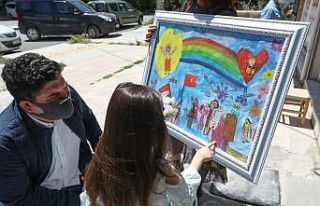 Minik eller Zübeyde Ana’yı resmetti