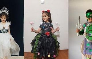 Minik öğrenciler atıklardan elbise yaptı