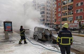 Motoru tutuşan ticari araç alev topuna döndü