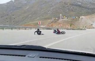 Motosikletle kaza anı cep telefonu kamerasına yansıdı