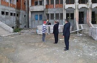 Müdür Başyiğit, okul binası inşaatında incelemelerde...