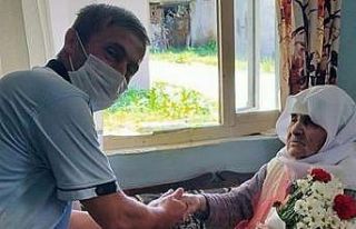 Muhtar Özsoy, 101 yaşındaki anneyi çok duygulandırdı