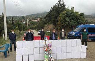 Muhtarlardan karantinaya alınan mahalleye gıda desteği