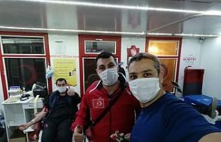 Murat Eskici’den kan bağışına destek veren personele...