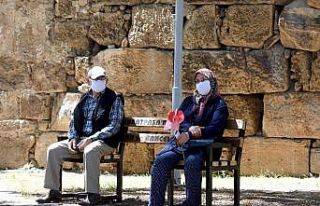 Muratpaşa, kıdemli kent sakinlerini sokakta çiçeklerle...