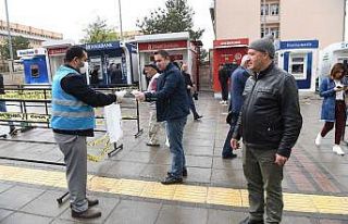 Muş Belediyesi ekipleri ücretsiz maske dağıtmaya...