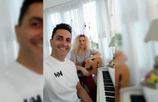 Müzik öğretmeni 2 kardeşin Anneler Günü şarkısı...