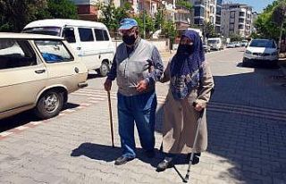 Nazilli’de 2 ay sonra sokağa çıkan yaşlılardan...