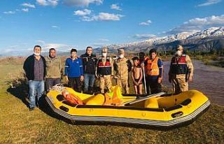 Nehrin ortasındaki adacıkta mahsur kalan çocuk...