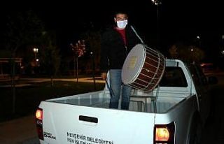 Nevşehir’de vatandaşları sahura mobil davul timi...