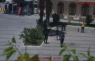 Nusaybin’de sosyal mesafeyle futbol oynayan gençler...