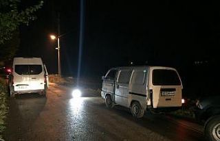 Odun hırsızları aracı bırakıp kaçtı