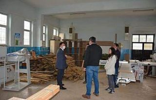 Öğrenciler parkları yaza hazırlıyor
