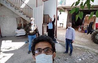 Öğretmenler Ramazan kolisi ve maske dağıttı