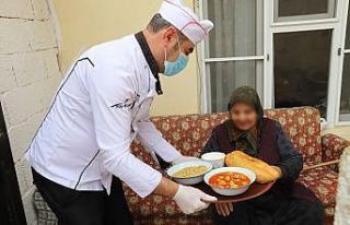 Oğuzeli’nde sıcak yemek dağıtımları sürüyor