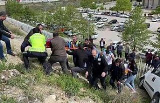 Önce yayalara, sonra demir korkuluklara çarptı:...