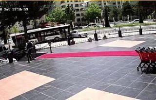 Otobüs otomobili sürükledi, o anlar kameraya yansıdı