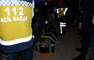 Otomobil aydınlatma direğine çarptı: 3 yaralı